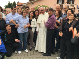 Sextas-feiras da Misericórdia –Papa Francisco visita a comunidade “Il Chicco”